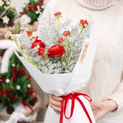 ギフトラッピングの赤い花束